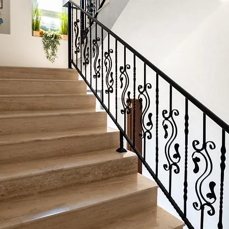 Guest house La Mansion *