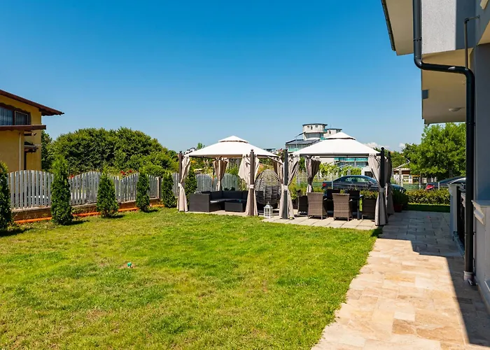 La Mansion Къща за гости